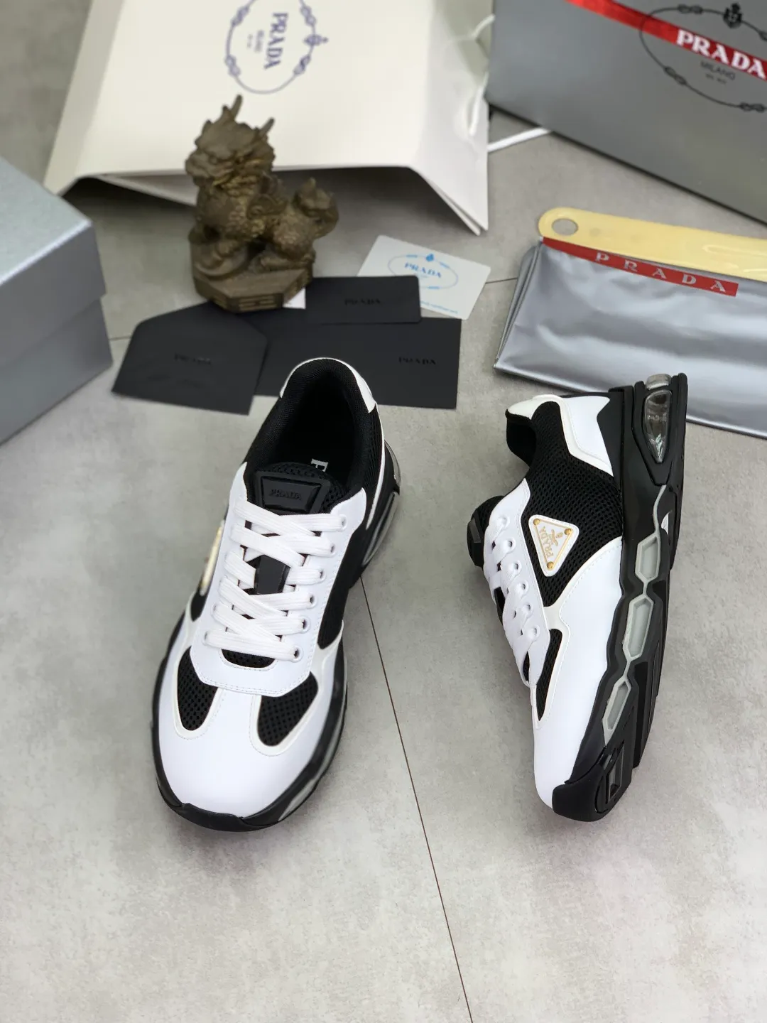 Men's men's shoes 💰P660 💰[New model] The top version is now available on the official website, 🆘 Air-cushion shock-absorbing thick-soled trendy brand (Prada) is the main popular model, avant-garde and versatile fashionable men's shoes, private version mold opening, cowhide surface splicing 1:1.. Simple fashion, original imported cowhide feet; the atmosphere and personality are more fashionable, eye-catching and pursuing class. It will subvert the old idea and be a must-have for fashion trendsetters with you! Must keep it for yourself ! Tall and comfortable, large and low, high-end quality workmanship. Code number: 38-45; 4 colors available.